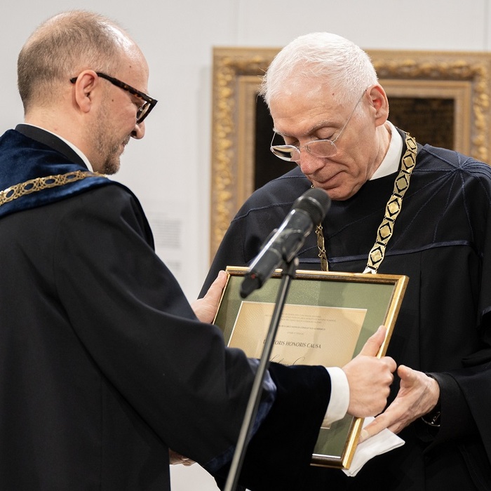 doctor-honoris-causa_700x700_crop_478b24840a